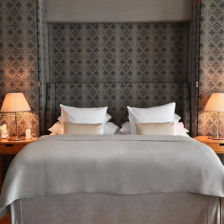 Hotel Diplomat Stokholm Dış mekan fotoğraf A bed with a headboard